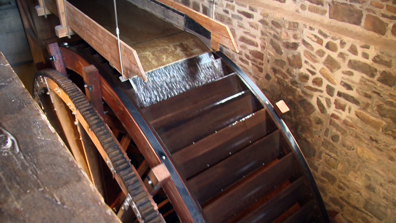 La roue du moulin reprend vie à SaintRochdesAulnaies Vidéo Dailymotion