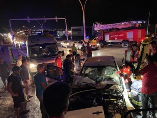 Bodrum'da kamyonetle otomobilin çarpıştığı kazada 4 kişi yaralandı