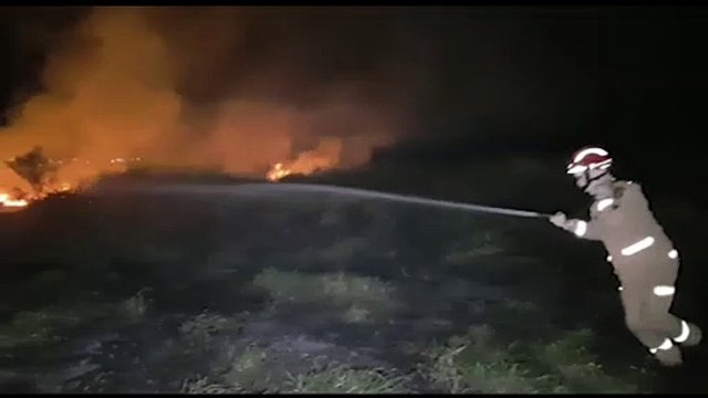 Corpo de Bombeiros é acionado para conter incêndio em vegetação