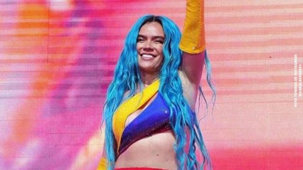 Karol G se montó en un carro de la Fórmula 1 con sugerente vestuario