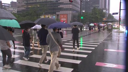 [날씨] 폭염 이어 다시 폭우?...오늘 무더위, 내일 장맛비 / YTN