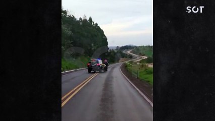 Inusitado: PRF escolta 'cavaleiro bêbado' no meio da rodovia BR-163, em Lindoeste