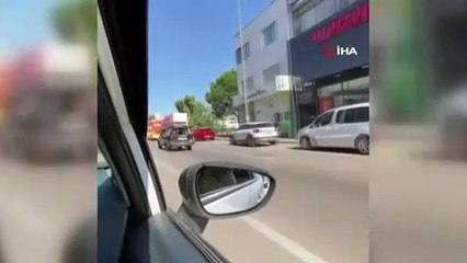 Ehliyetsiz maganda aracının üstünde taşıdığı eşyayla görenleri şoke etti