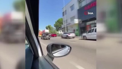 Ehliyetsiz sürücü otomobilin tavanında koltuk taşıdı