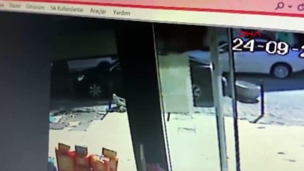 Eli kamyonet ile otomobil arasına sıkıştı, kopan parmaklarıyla hastaneye koştu!