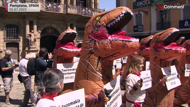 Ativistas vestidos de dinossauros protestam em Pamplona contra as largadas de touros
