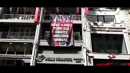 Polis, Cumartesi Anneleri için Galatasaray meydanını abluka altına aldı! CHP'den pankartlı tepki