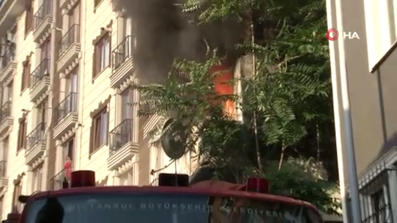 Şişli’de metruk bina alev alev yandı