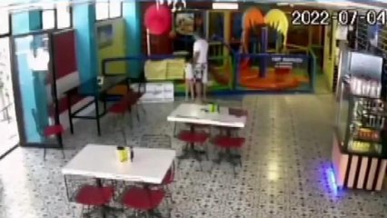 ESENYURT'TA ÇOCUĞU KAFENİN OYUN PARKINDA OYNATAN KİŞİ CEP TELEFONUNU BÖYLE ÇALDI