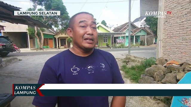 Viral! Protes Jalan Rusak, Warga Mandi di Kubangan