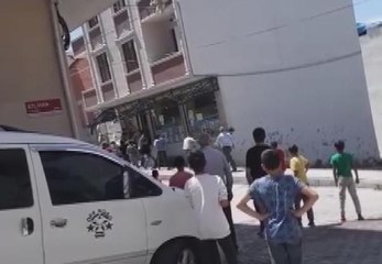 ARNAVUTKÖY'DE KAVGALI 2 AİLE TAŞ VE SOPALARLA BİRBİRLERİNİN İŞ YERLERİNE SALDIRDI