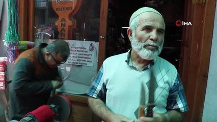 Baba ve oğlunun bayramı öncesi bıçak bileme yoğunluğu