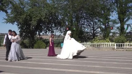 DİYARBAKIR - Gelin ve damatlar Diyarbakır'ın tarihi mekanlarında objektif karşısına geçiyor