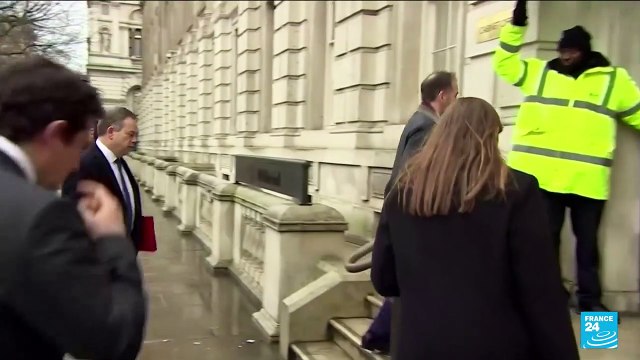 Royaume-Uni : deux ministres conservateurs démissionnent, Boris Johnson s'accroche à son poste