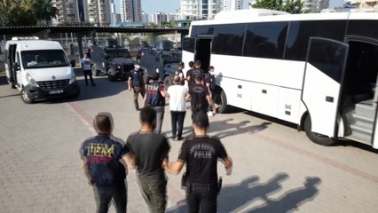 Mersin’de yakalanan IŞİD’in finans kolu zanlıları adliyeye sevk edildi   