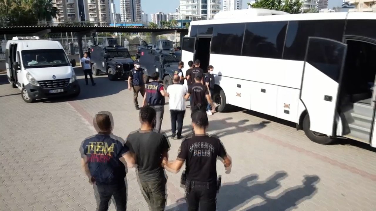 Mersin’de yakalanan IŞİD’in finans kolu zanlıları adliyeye sevk edildi   