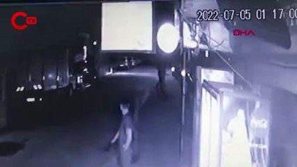 Avcılar'da gece yarısı ilginç olay: Kız çocuğu bir adamı sopayla kovaladı