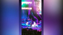 Efsane müzisyen Carlos Santana sahnede yere yığıldı