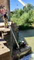 Los bomberos rescatan a un perro que se había caído al río Guadalquivir