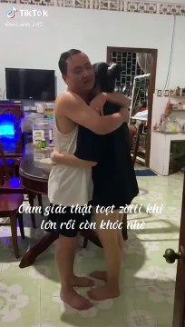 Lớn rồi còn khóc nhè: Con gái 22 tuổi dỗi khóc, được bố ôm dỗ dành xin lỗi