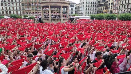 Chupinazo San Fermín en la plaza del Castillo