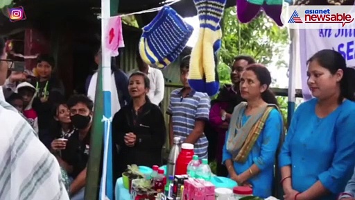 VIDEO: Mamata serves 'pani puri' at Darjeeling stall