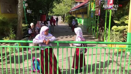 Tolak Dinasti Puluhan Guru Melakukan Aksi Protes