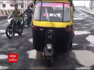 Surat: રેલવે ઓવરબ્રિજ પર ડામાડોળ થઈ રહ્યા છે વાહનો, રસ્તા પર ખાડાનું સામ્રાજ્ય