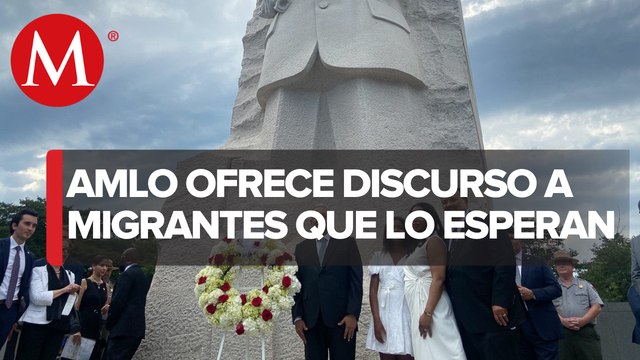 AMLO improvisa mitin con migrantes en memorial de Luther King