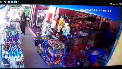 เปิดคลิป “ไอ้เจมส์” ทาสยานรกย่องขโมยเหล้า 2 ขวดแบนในร้านมินิมาร์ทเมืองคอน