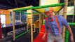 Blippi Jugando en el Patio de Juegos (Kids' Club) | Aprende con blippi | Videos para niños