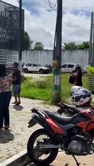 Pessoas brigam em frente à delegacia; Polícia diz estar investigando o caso