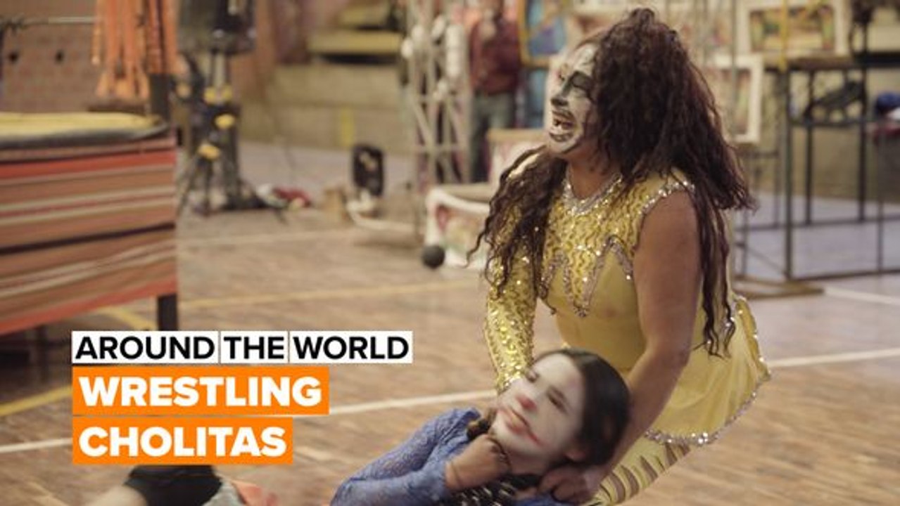 Who are the wrestling cholitas of Bolivia?
