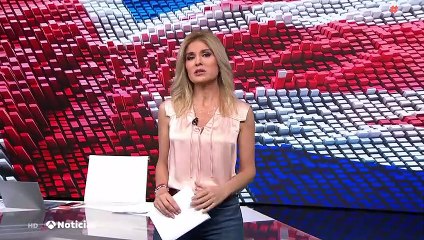 SANDRA GOLPE, BLUSA ROSA Y VAQUEROS AJUSTADOS