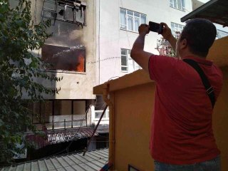Mersin'de yangın... İki iş yeri ve boş bir ev kullanılamaz hale geldi