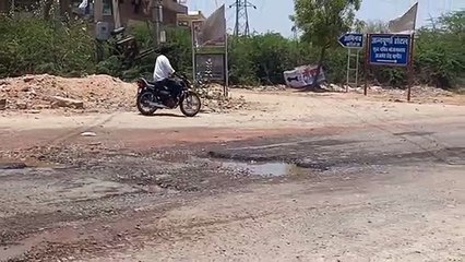 शहर की बेहाल सडक़ों पर दौड़ते ऑटो वाहनों पर खतरों का सफर