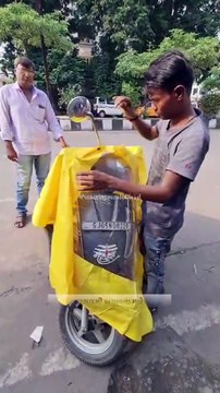 Ces motards indiens savent comment gérer les jours de pluie