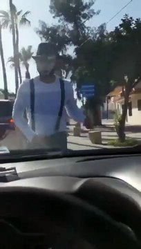 Un mime trolle un automobiliste et se fait troller en retour... Mérité