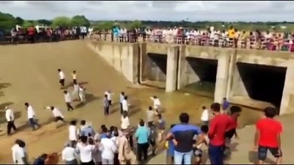 Gujrat : मांडवी की केनाल में नर्मदा का पानी पहुंचने ग्रामीणों के चेहरे खिले