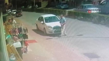 Son dakika haberleri... Mağaza çalışanının kaşar hırsızıyla mücadelesi kamerada