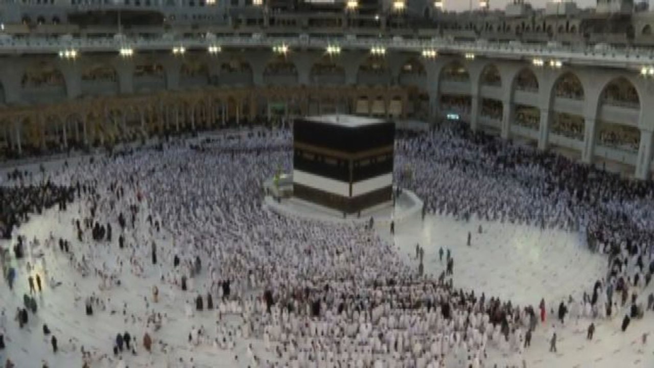 Migliaia di pellegrini alla Grande Moschea di La Mecca