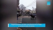 Organizaciones sociales marcharon en La Plata y cortaron todo el centro