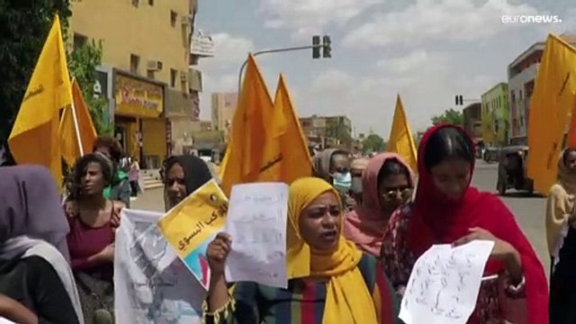شاهد: سودانيون يتظاهرون ضد مناورة البرهان بانسحاب الجيش من المفاوضات السياسية