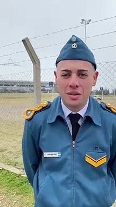 Cadetes emocionados tras el juramento de fidelidad a la bandera