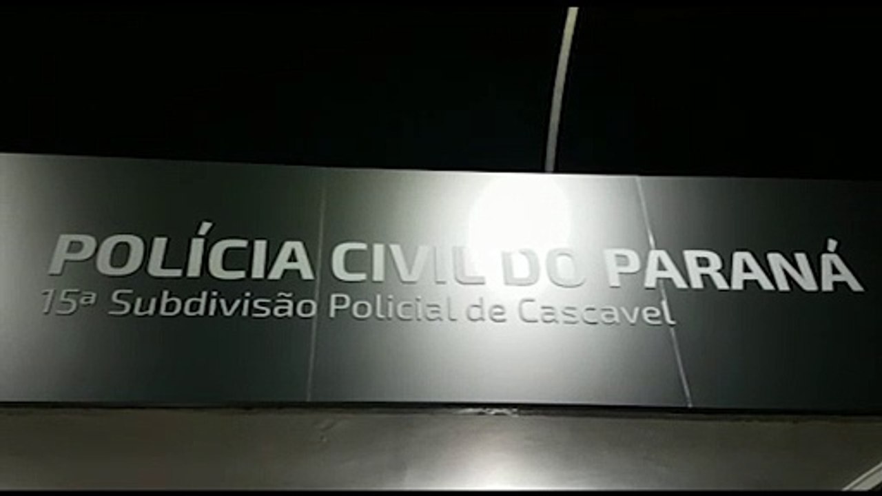 Após quebrar vidro da porta da residência e estar exaltado, homem é detido