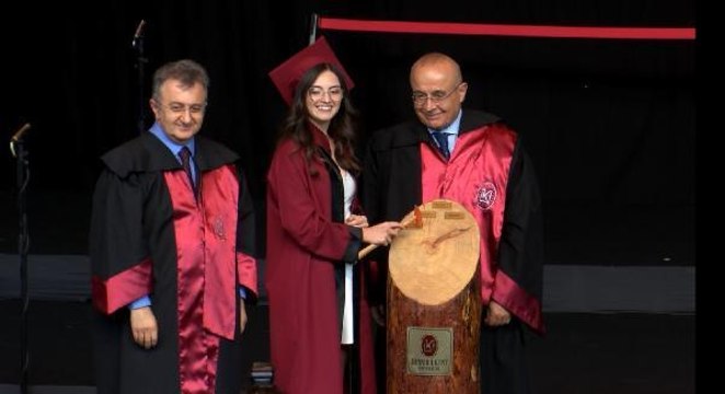 CEMİL TOPUZLU AÇIK HAVA TİYATROSU'NDA 1063 MEZUN ÜNİVERSİTE DİPLOMASINA KAVUŞTU