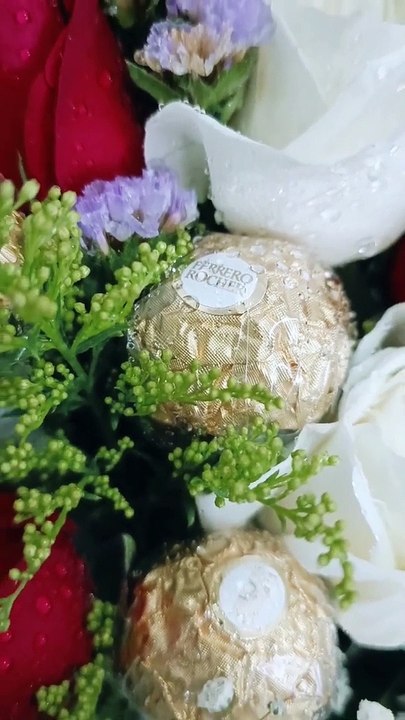 white roses and red roses flowers bouquet ( 1080 X 612 )