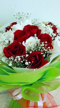 Red and white roses flowers bouquet ( 1080 X 612 )
