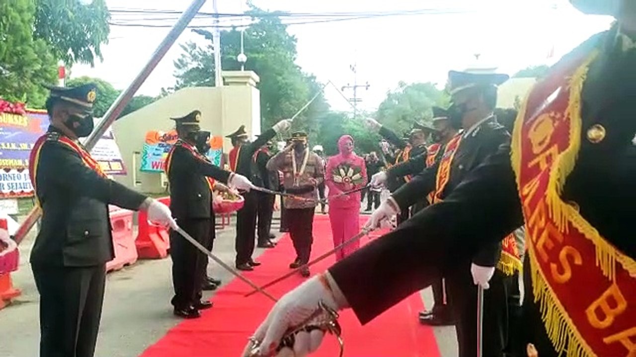 Pedang Pora Warnai Pisah Sambut Kapolres Banjarbaru