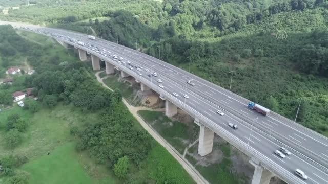 (DRON) Bolu Dağı'nda bayram tatili nedeniyle uzun araç kuyrukları oluştu
